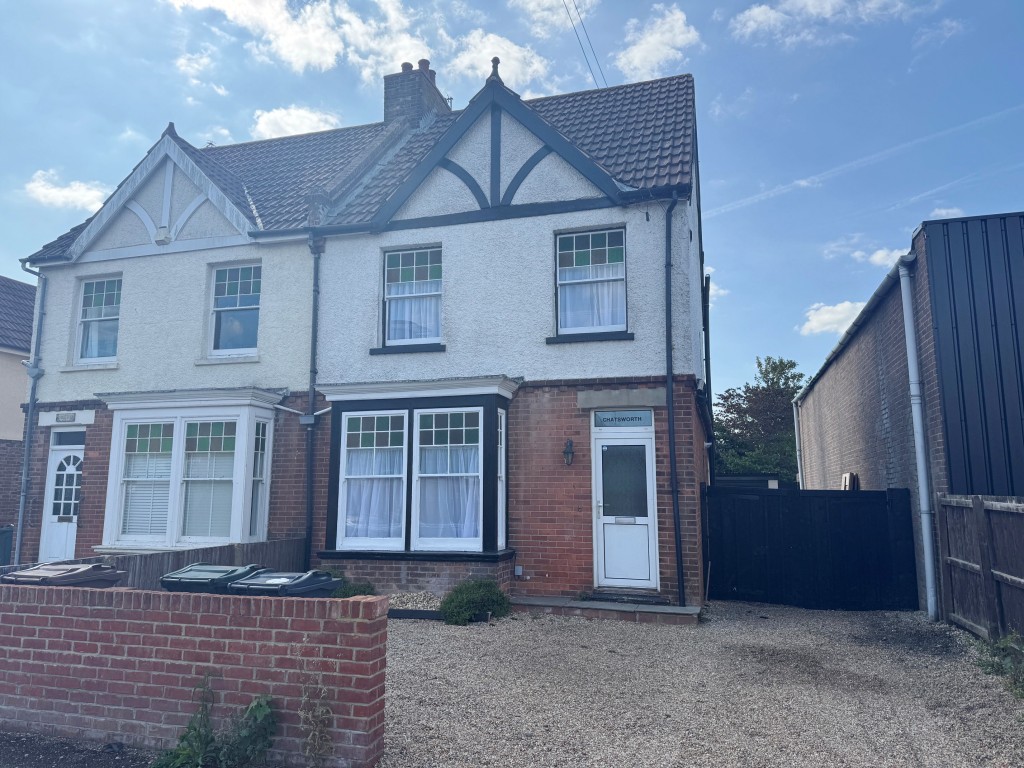 Lot: 118 - THREE-BEDROOM SEMI-DETACHED HOUSE WITH PARKING - Front of property